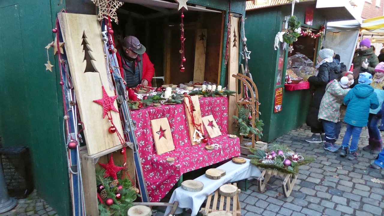 Ausstellerhütte mit Holzarbeiten, Sternen und Adventsgestecken
