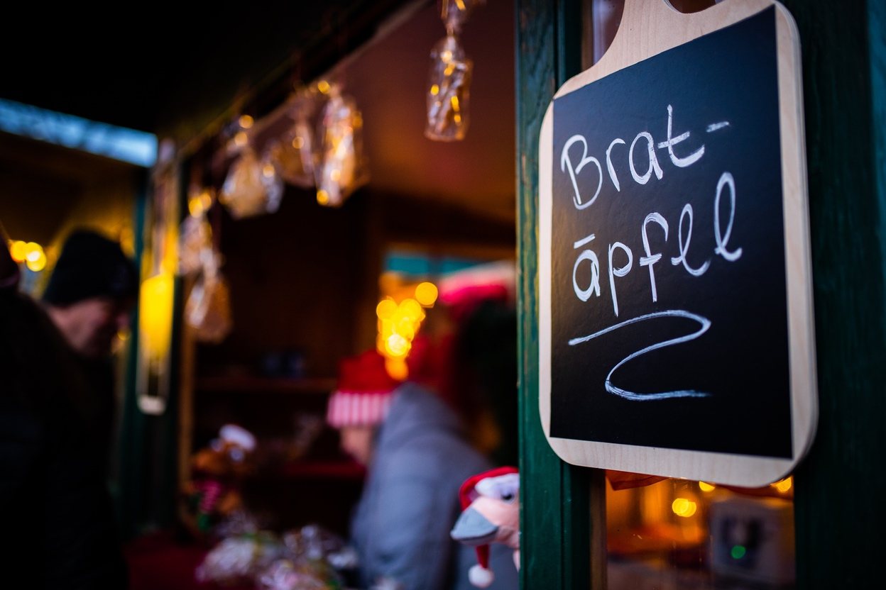 Handbeschriftete Tafel mit der Aufschrift „Bratäpfel"