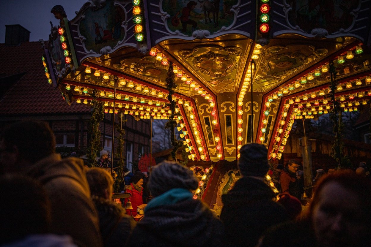 Das beleuchtete Karussell in der Abenddämmerung