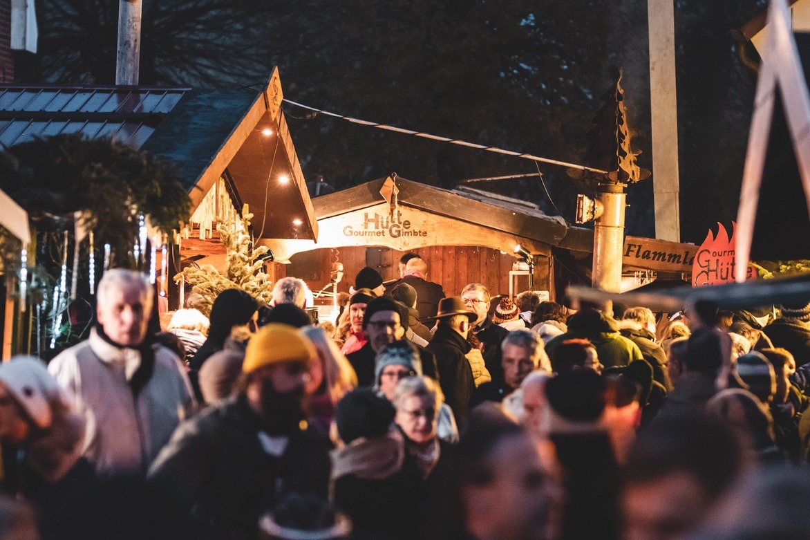 Besucher vor der Gourmet-Hütte Gimbte am Abend
